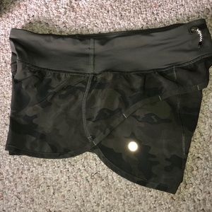 *RARE HTF*  LULULEMON Savasana Camo Speed Short
